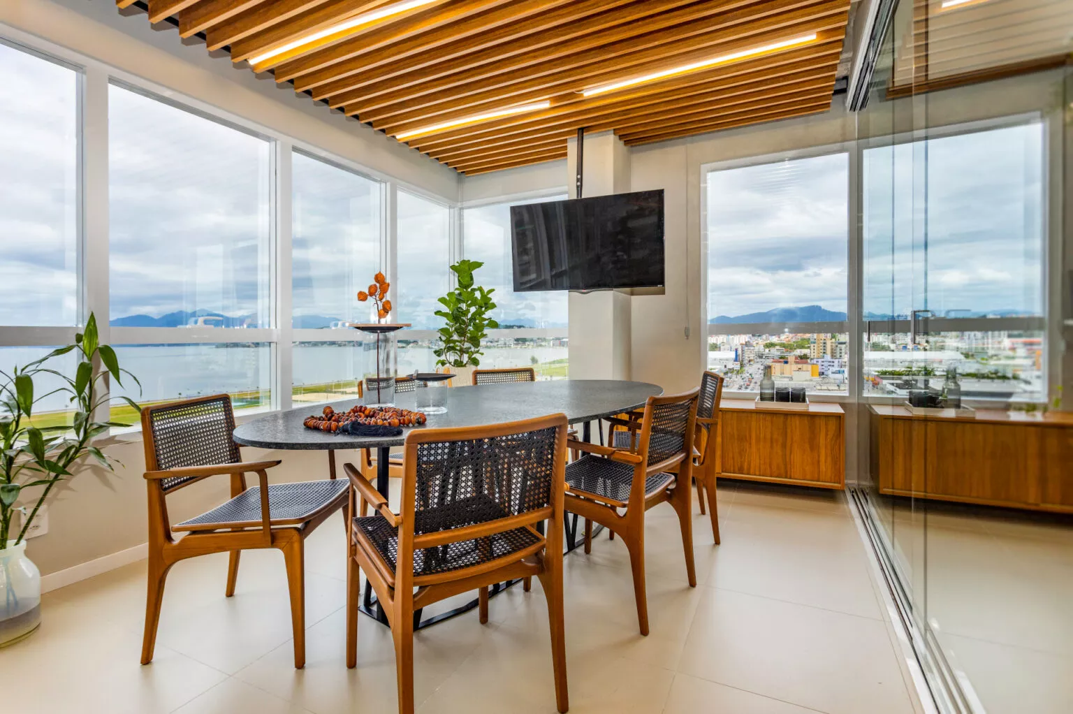 Sala de reunião com vista para o oceano